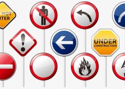 Marquages au sol et panneaux de signalisations